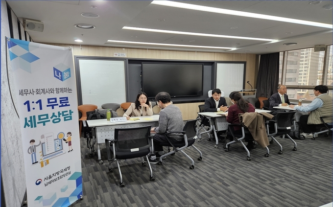 나눔 세무사·회계사가 신규사업자와 1:1 상담을 하고 있다. 