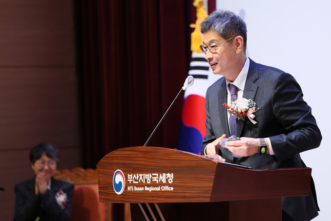 김동일 부산청장이 31일 강당에서 퇴임사를 하고 있다. 