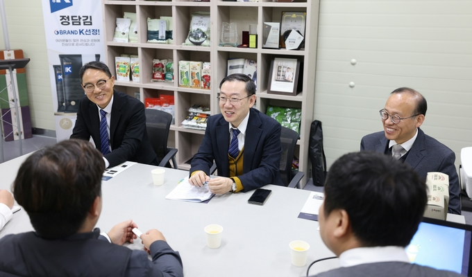 이명구 관세청 차장<사진 중앙>이 2일 전북지역 김 가공 최대 수출업체인 에스시디디(주)를 방문해 관세행정 지원 방안을 논의하고 있다.