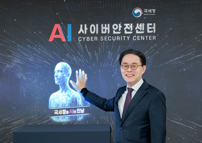 강민수 국세청장이 AI로 만든 가상인간과 손을 맞대며 과학세정 정착을 위한 디지털 혁신 추진 의지를 다지고 있다.<사진=국세청>