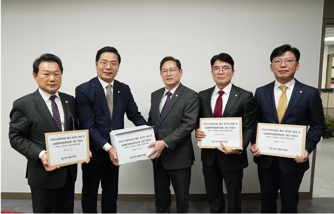 지난달 21일 구재이 한국세무사회장이 박수영 조세소위원장에게 '전자신고세액공제 폐지 반대 탄원서'를 전달하고 있다<사진=세무사회>. 