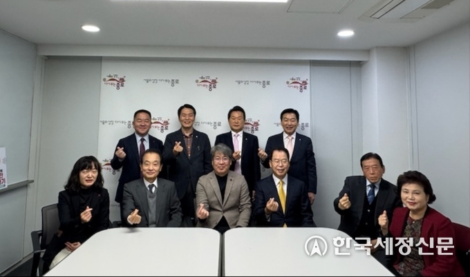 국세동우회 자원봉사단은 지난 5일 종로구청 부구청장실에서 ‘사랑의 쌀’ 5㎏ 135포대를 기증했다<사진=국세동우회>.