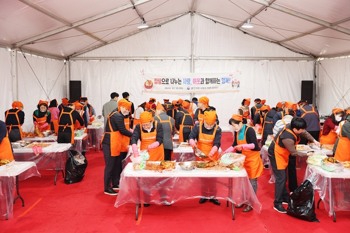 광주국세청은 빛고을 김치타운에서 김장김치를 직접 담궜다.<사진=광주지방국세청>