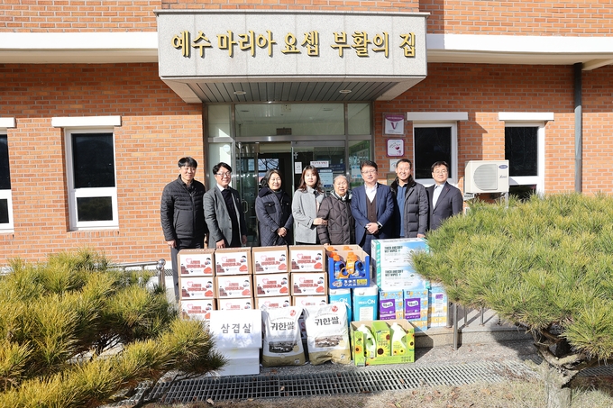 광주국세청은 사회복지시설인 '예수마리아 요셉 부활의 집'을 방문해 김장김치와 생필품 등을 전달했다.<사진=광주지방국세청>