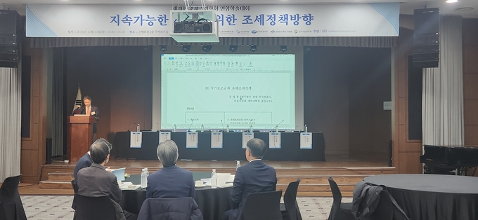 조세관련 6개 학회는 서울 중구 명동 은행회관 2층 국제회의실에서 '지속가능한 사회를 위한 조세정책방향'를 대주제로 연합학술대회를 개최했다.