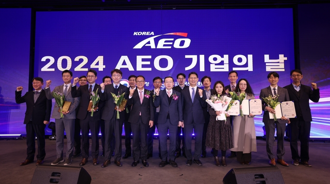 이명구 관세청 차장<앞줄 중앙>이 13일 오후 서울 여의도 중소기업중앙회에서 개최된 'AEO 기업의 날' 행사에서 수상자들과 기념 촬영하고 있다.