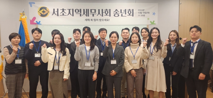 올해 서초지역회에 등록한 신규 세무사들이 화이팅을 외치고 있다.