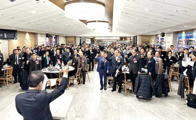 이종탁 회장과 서울회원들이 서울시의회 민간위탁 사업비 관련 조례 개악시도를 규탄하고 있다.