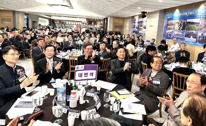 임채수·김완일·임채룡·김상철·정은선·송춘달 고문이 송년회 행사를 지켜보고 있다. 