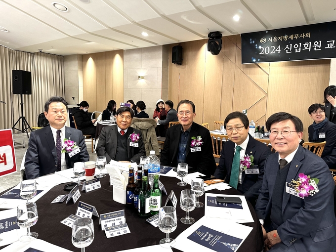 이종탁 회장과 조용근·백운찬 전 한국세무사회장, 이중건 중부회장, 구광회 감사가 송년회에서 이야기를 나누고 있다.