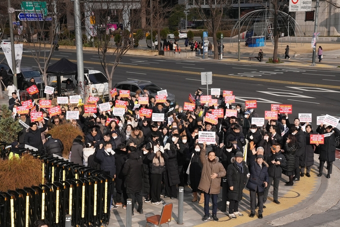 궐기대회 도중 안건 불상정 소식이 전해지자 세무사들이 환호하고 있다<사진=세무사회>. 