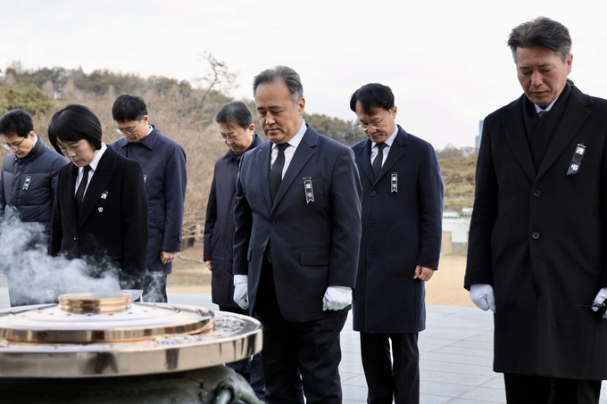박재형 중부지방국세청장과 간부진들이 3일 국립서울현충을 찾아 순국선열과 호국영령에게 참배하고 있다.