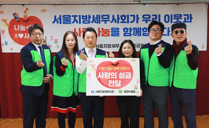 이종탁 서울회장이 임마누엘집에 성금을 기탁하고 있다<왼쪽부터 김형태 부회장, 윤수정 업무이사, 이종탁 회장, 김태희 원장, 이경수 총무이사, 김경곤 사회공헌위원장>. 