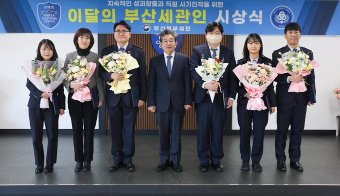 부산세관은 분야별로 1월의 부산세관인을 선정해 포상했다.(왼쪽부터 박혜수·최영민·최진수 주무관, 김용식 부산세관장, 구진모·한아름·김규완 주무관)