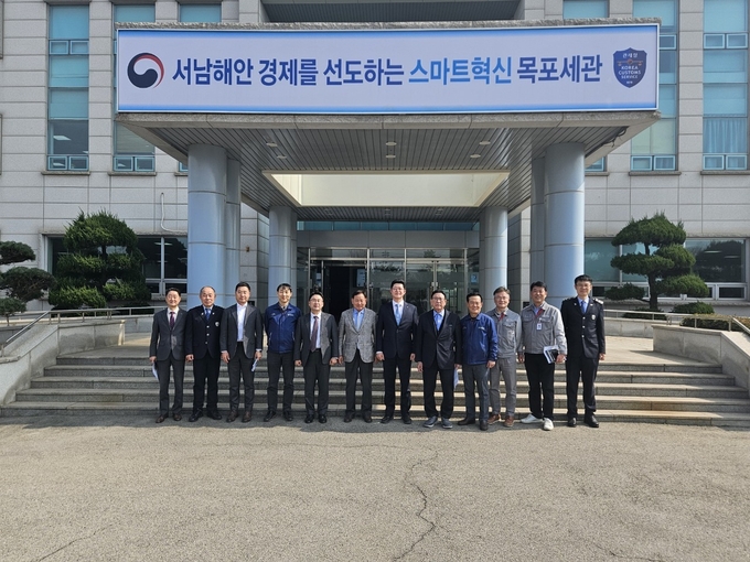 김규진 목포세관장<오른쪽 여섯번째>과 간담회 참석자들이 기념촬영을 하고 있다.