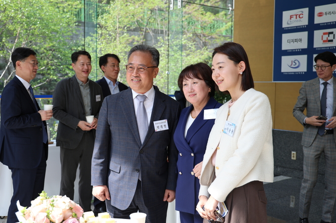 모범납세자와 중부청 직원이 함께 한 소통 워크숍에서 박재형<왼쪽 네번째> 중부지방국세청장과 장현실 두리시스템 대표가 다과회에서 사진을 촬영하고 있다. 