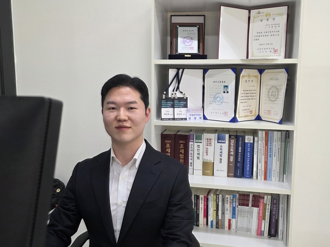 윤상복 세무사가 인터뷰에 응하고 있다. 