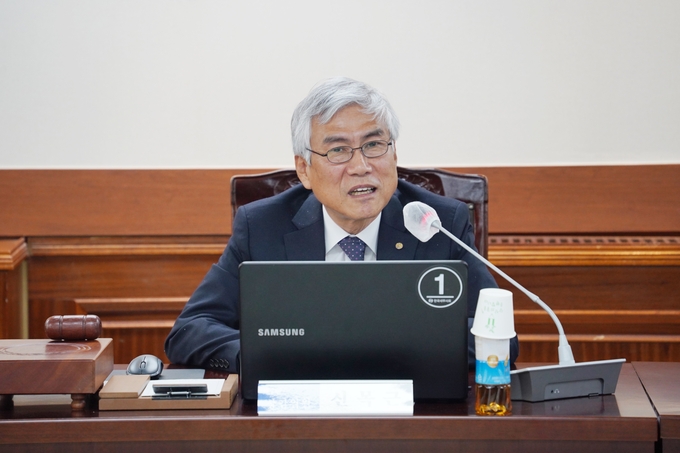신목근 선거관리위원장이 인사말을 하고 있다. 