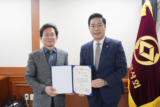 구재이 회장이 외부위원인 송재민 선관위원에게 위촉장을 전달하고 있다. 