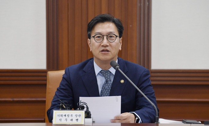 김범석 기획재정부 장관 직무대행이 8일 서울 종로구 정부서울청사에서 열린 '경제관계장관회의'를 주재, 모두발언을 하고 있다.(사진=기재부)