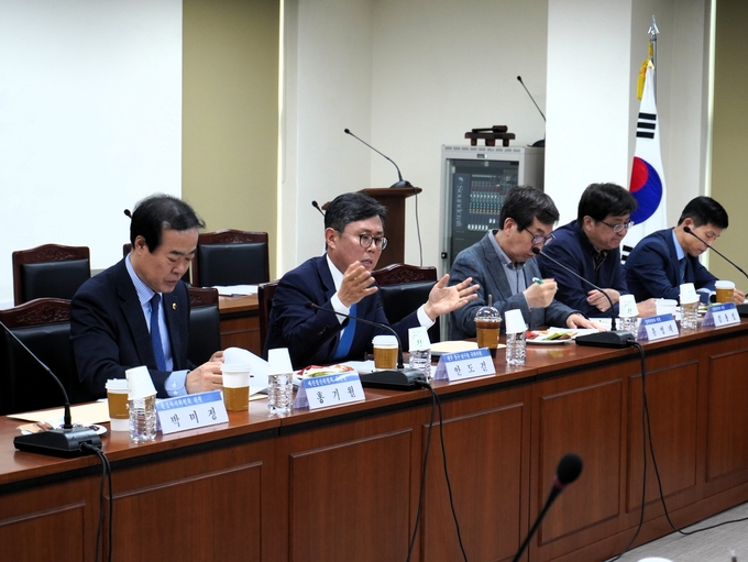 안도걸 의원이 간담회에서 발언하고 있다. 