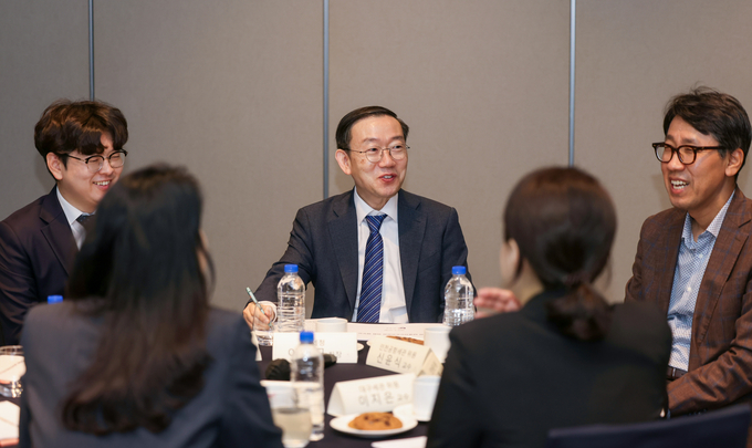  이명구 관세청 차장<사진 중앙>이 15일 전국 본부세관 납세자보호위원들과 간담회를 가지고 있다. 