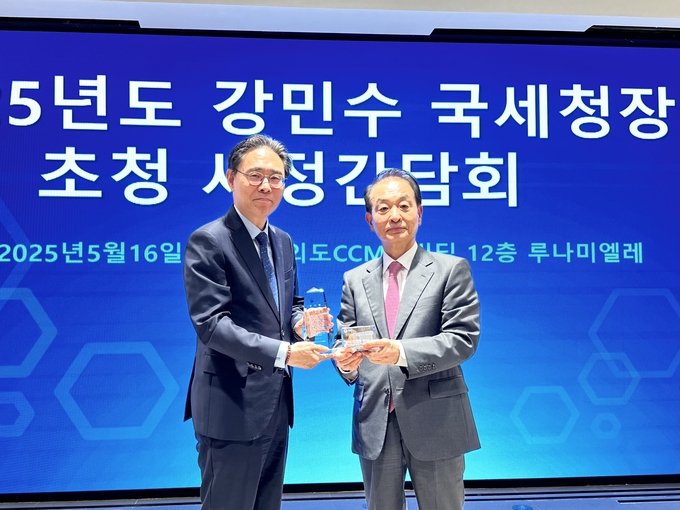 강민수 국세청장이 임기를 마친 전형수 국세동우회 제7대 회장에게 감사패를 전달하고 있다. 