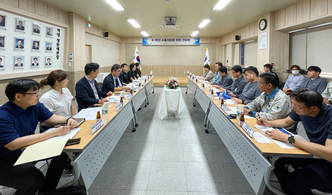 김정 관세청 통관국장<왼쪽 밑에서 네번째>이 22일 창원세관에서 K-방산 수출기업들과 간담회를 개최하고 있다.