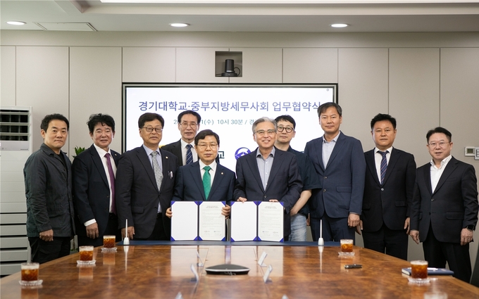 이주락 총무이사, 김대건 부회장, 이재실 부회장, 박종명 국장, 이중건 회장, 이윤규 총장, 이세철 학생지원처장, 정찬빈 연수이사, 박상현 대외협력홍보실장, 허경현 대외협력홍보담당관이 협약 체결후 기념촬영하고 있다<왼쪽부터>. 