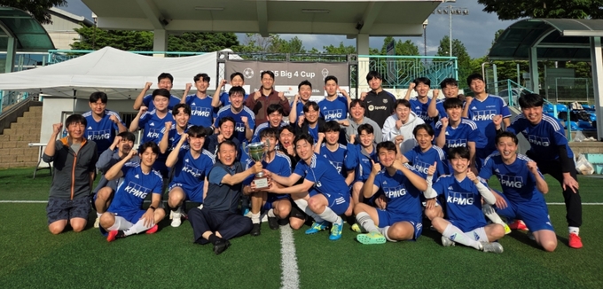 제18회 4대 회계법인 축구대회에서 우승한 삼정KPMG 선수들이 김교태 회장(1열 가운데)과 기념 촬영을 하고 있다<사진=삼정KPMG>.