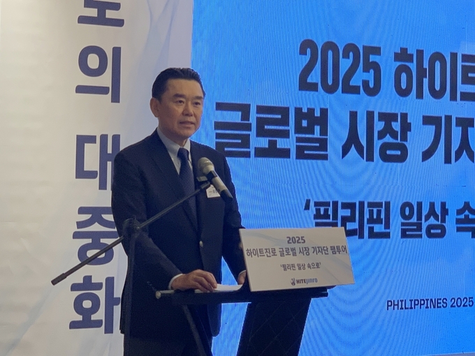 필리핀 마닐라 기자 간담회에서 하이트진로 김인규 대표이사가 발표하고 있다. 