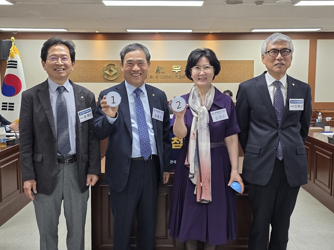 왼쪽부터 송재민 선관위 부위원장, 기호1번 정해욱 윤리위원장 후보, 기호2번 김겸순 윤리위원장 후보, 신목근 선관위원장.