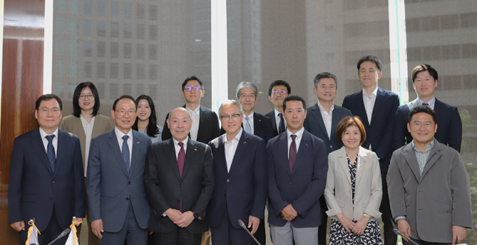 (앞줄 왼쪽부터)윤창호 한국공인회계사회 대외협력부회장, 최운열 한국공인회계사회장, 모기 테츠야 일본공인회계사협회장, 서원정 한국공인회계사회 상근부회장, 미나미 나루히토 일본공인회계사협회 부회장 등 양국 회계사회 주요 인사들이 기념촬영 하고 있다.
