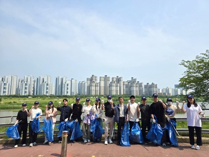 오비맥주 광주공장이 ‘세계 환경의 날’을 기념해 광주시민의 숲’ 정화 활동을 실시했다.<사진=오비맥주>