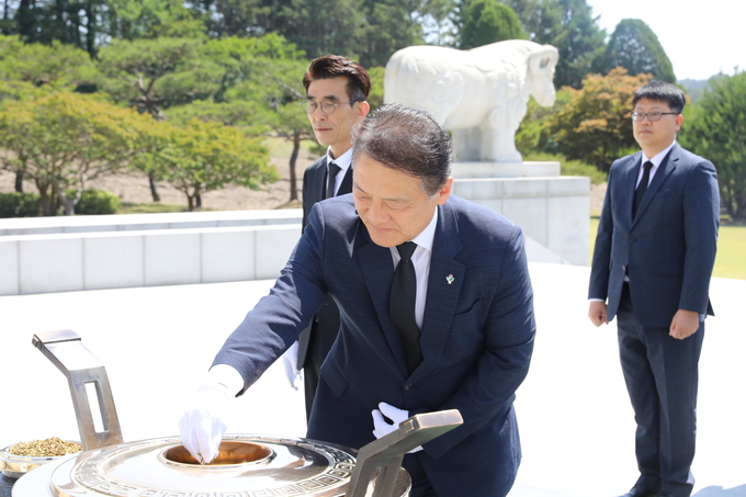 양동훈 대전청장이 4일 국립대전현충원을 찾아 분향하고 있다.