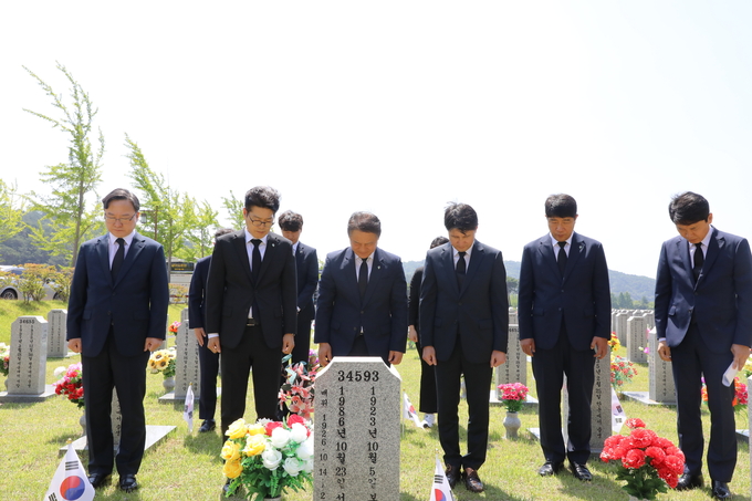 양동훈 대전청장이 지방청 간부 등과 함께 국립대전현충원을 찾아 참배하고 있다.