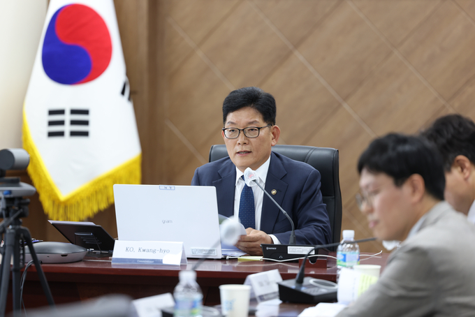 고광효 관세청장이 4일 영상회의로 개최된 ‘제21차 한-아세안 관세청장 회의’에서 아세안 10개국 관세당국 대표들과 주요 협력사안을 논의하고 있다.