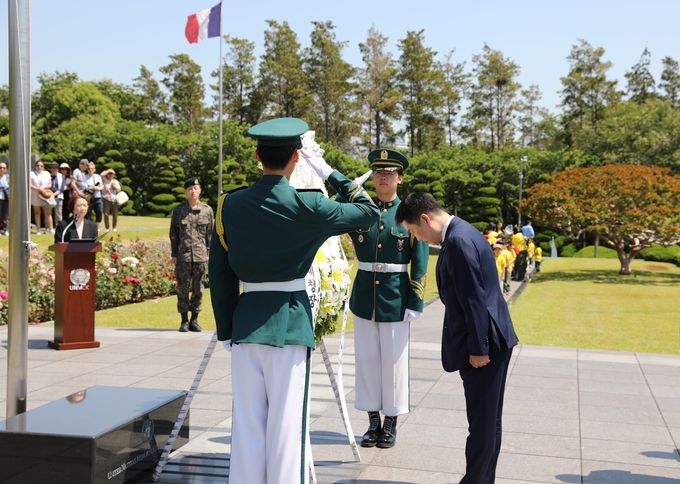이동운 부산청장이 참배하고 있다.