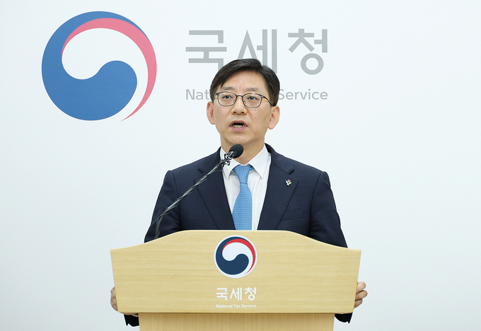 안덕수 국세청 징세법무국장이 브리핑하고 있다. 