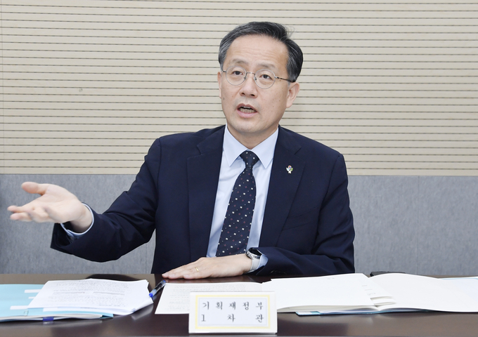 이형일 기획재정부 장관 직무대행 1차관이 12일 오전 정부세종청사 중앙동에서 열린 '제47차 물가관계차관회의'를 주재, 모두발언을 하고 있다.(사진=기재부)