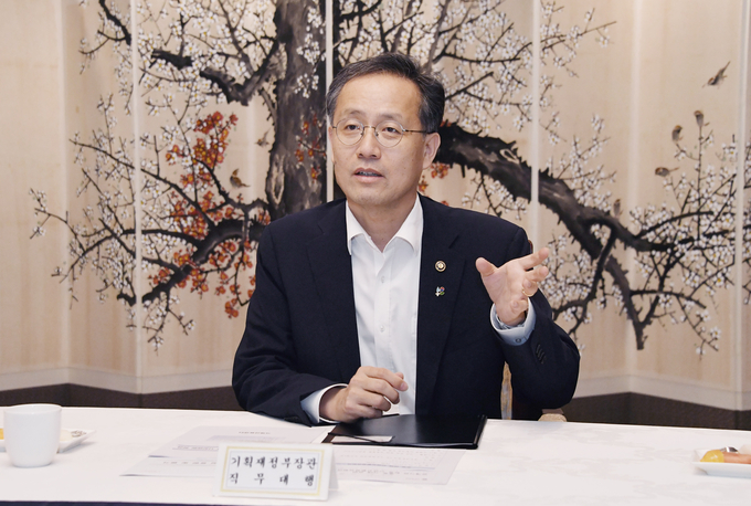 이형일 기획재정부 장관 직무대행 1차관이 13일 서울 종로구 정부서울청사에서 열린 '긴급상황점검회의'를 주재, 모두발언을 하고 있다.(사진=기재부)