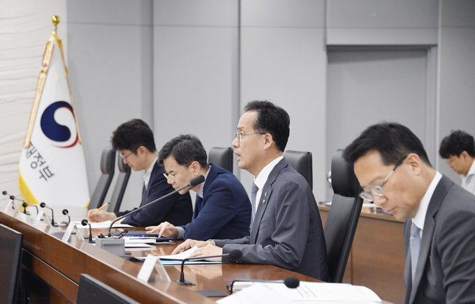 이형일 기획재정부장관 직무대행 1차관이 16일 정부세종청사 중앙동에서 열린 '제48차 물가관계차관회의'를 주재, 모두발언을 하고 있다<사진=기재부>.