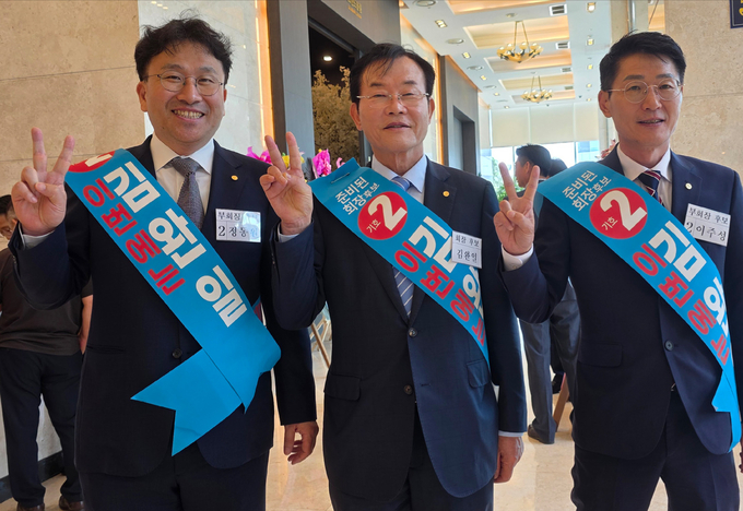 기호2번 김완일<가운데> 한국세무사회장 후보가 이주성<오른쪽>·정동원 부회장 후보와 포즈를 취하고 있다. 