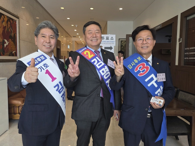 감사 선거에 출마한 기호1번 김관균 세무사, 기호2번 김명진 세무사, 기호3번 구광회 세무사가 지지를 호소하고 있다<왼쪽부터>. 