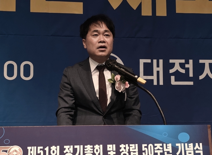 신용일 신임 대전지방세무사회장이 인사말을 하고 있다 