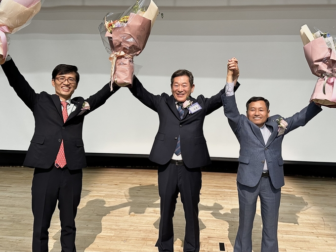 인천지방세무사회 제4대 회장에 당선이 확정된 최병곤<가운데> 회장과 주영진<왼쪽>·송재원 부회장이 회원들에게 인사하고 있다. 