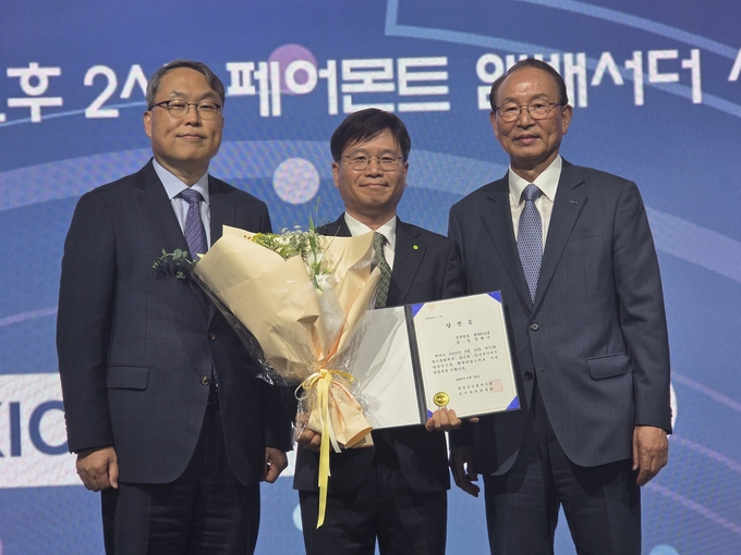 장형수 감사(중앙)가 최운열 한공회장(오른쪽), 장영내 선거관리위원장과 기념촬영하고 있다. 