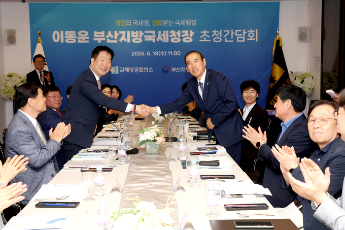 이동운 부산청장은 18일 김해상의 초청 세정간담회에 참석, 세정지원방안을 논의했다. 