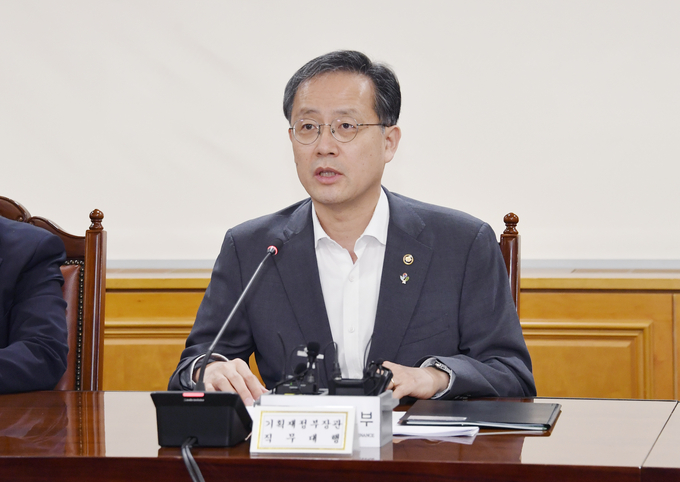이형일 기재부장관 직무대행 1차관이 19일 서울 중구 은행회관에서 열린 '거시경제금융회의'를 주재하고 있다.(사진=기재부)
