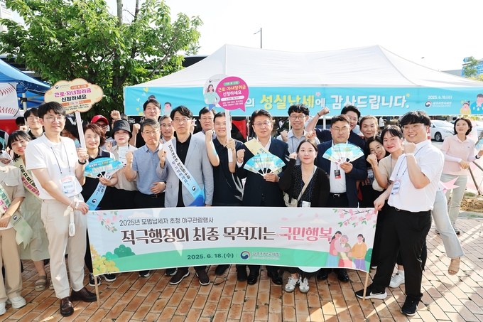 광주지방국세청은 야구장 중앙출입구에서 세정홍보를 실시했다.